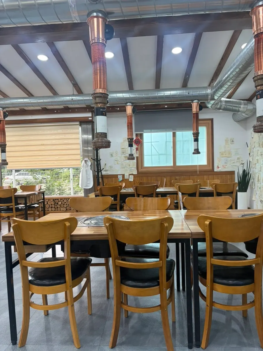 Seating at Yeoyejeong with generous table spacing