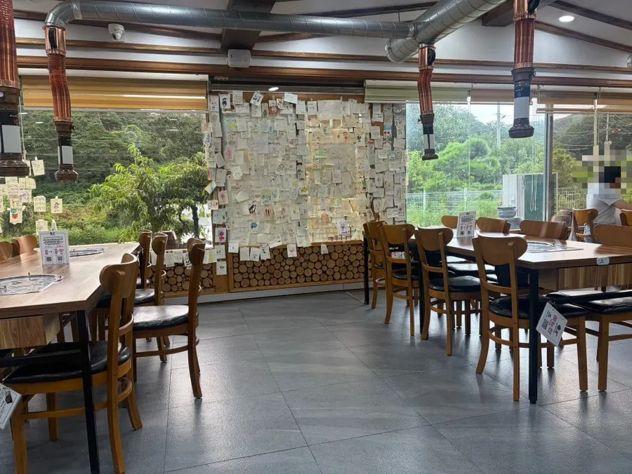 Pleasant atmosphere inside Yeoyejeong