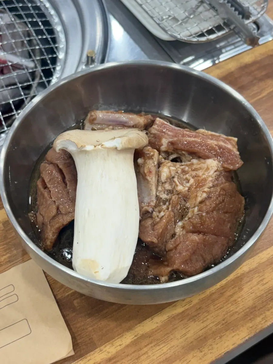 Table setting with two servings of marinated ribs at Yeoyejeong
