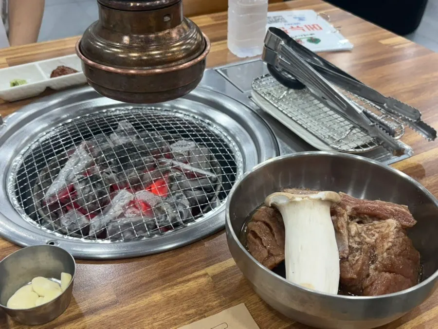 Marinated ribs placed on the grill at Yeoyejeong