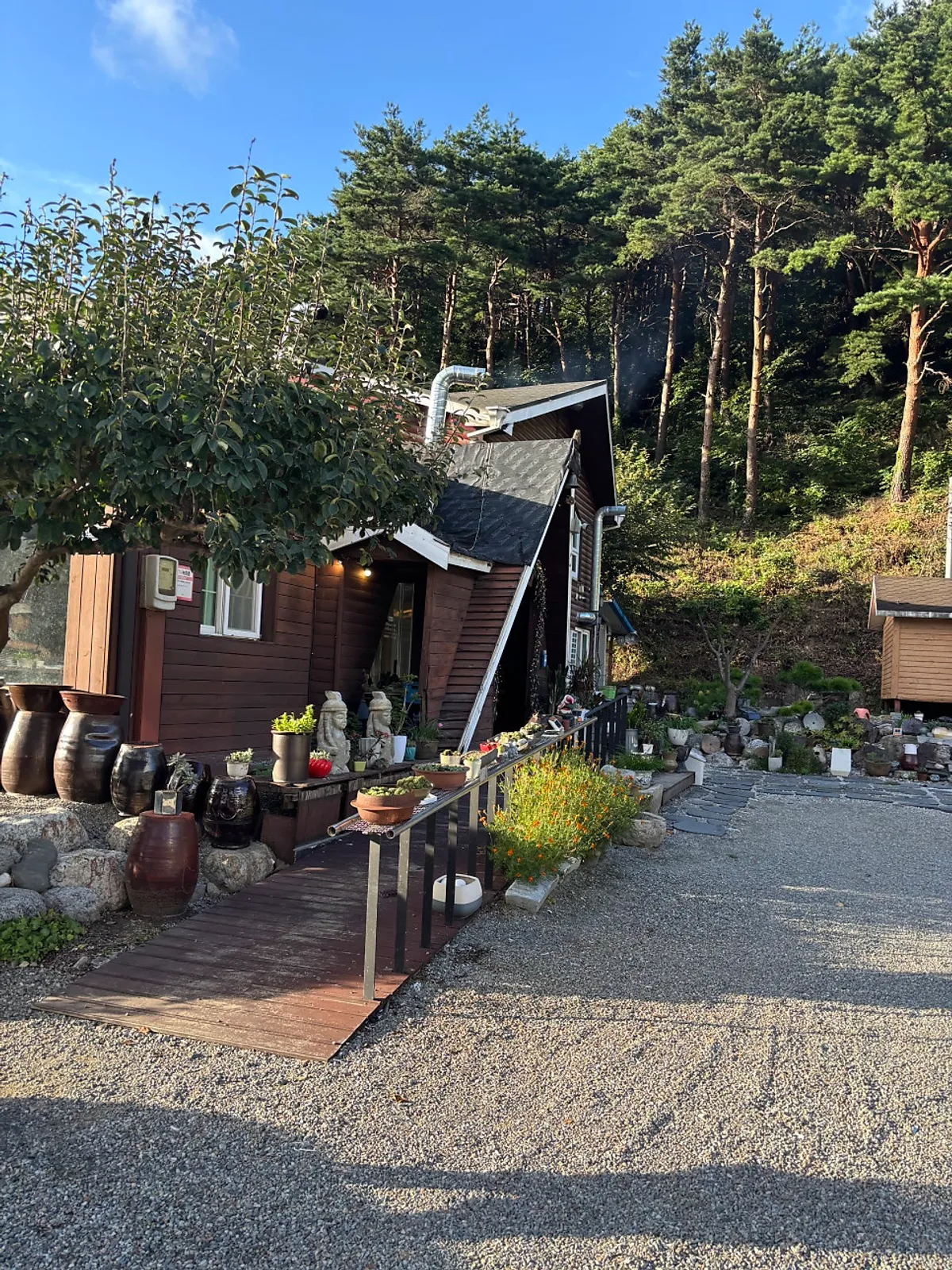 Yeoyejeong's building with a mountain-lodge atmosphere