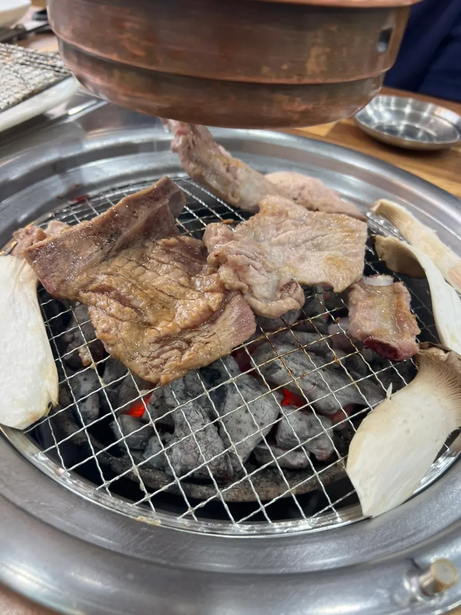 Color difference between fresh ribs and marinated ribs at Yeoyejeong