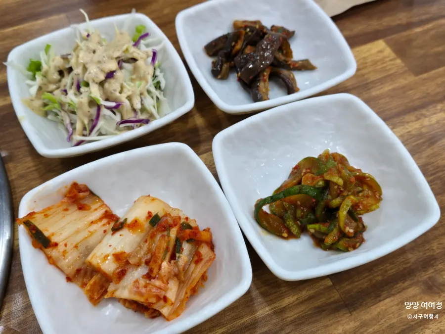 기본 밑반찬과 상추꽃다발 한 상