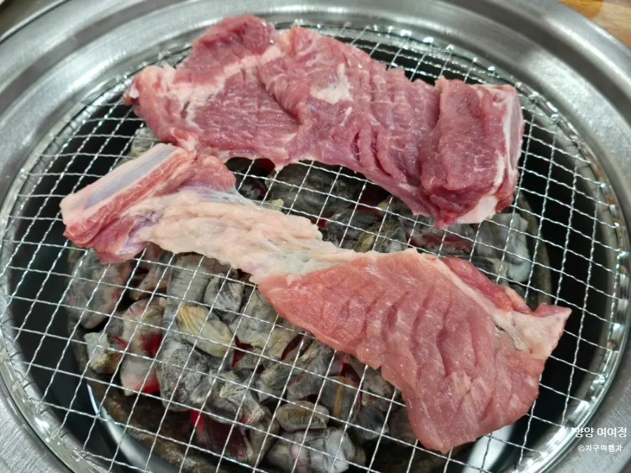 생갈비 항정살 삼겹살 1인분씩 담긴 접시
