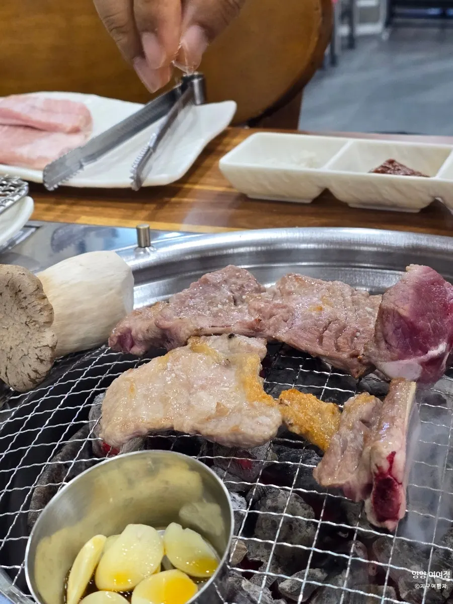 불판에 올린 생갈비와 새송이버섯