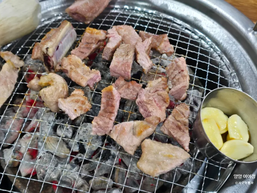 소금 뿌려 굽는 생갈비