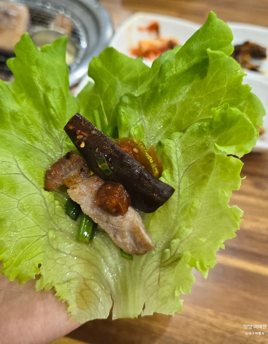 한입 크기로 자른 생갈비 구이
