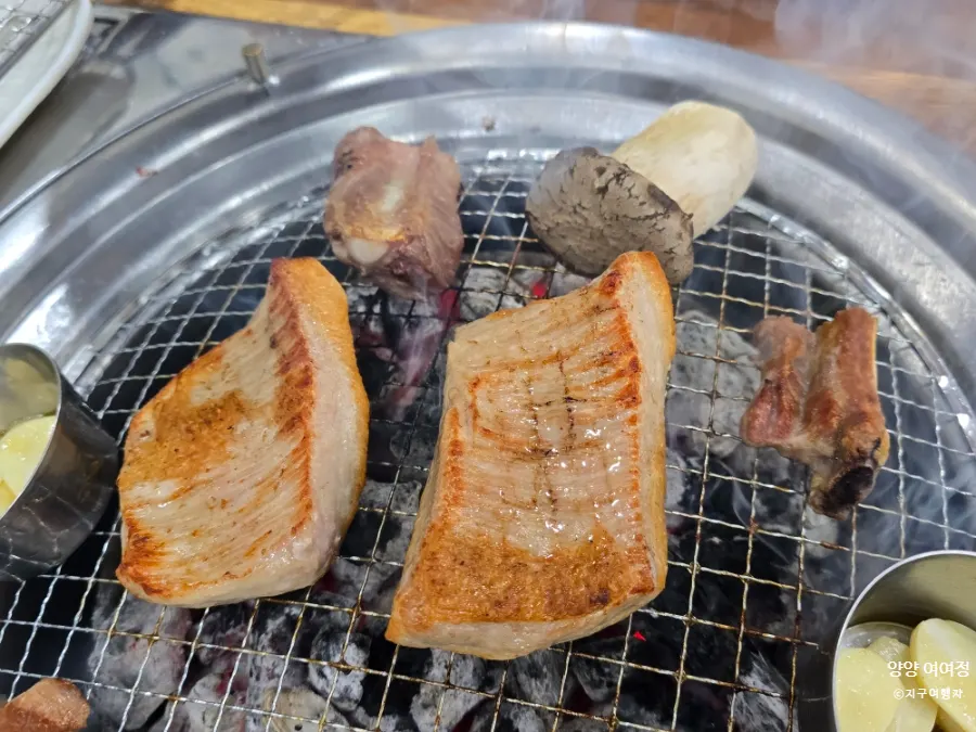 상추에 고기와 채소반찬 올린 쌈