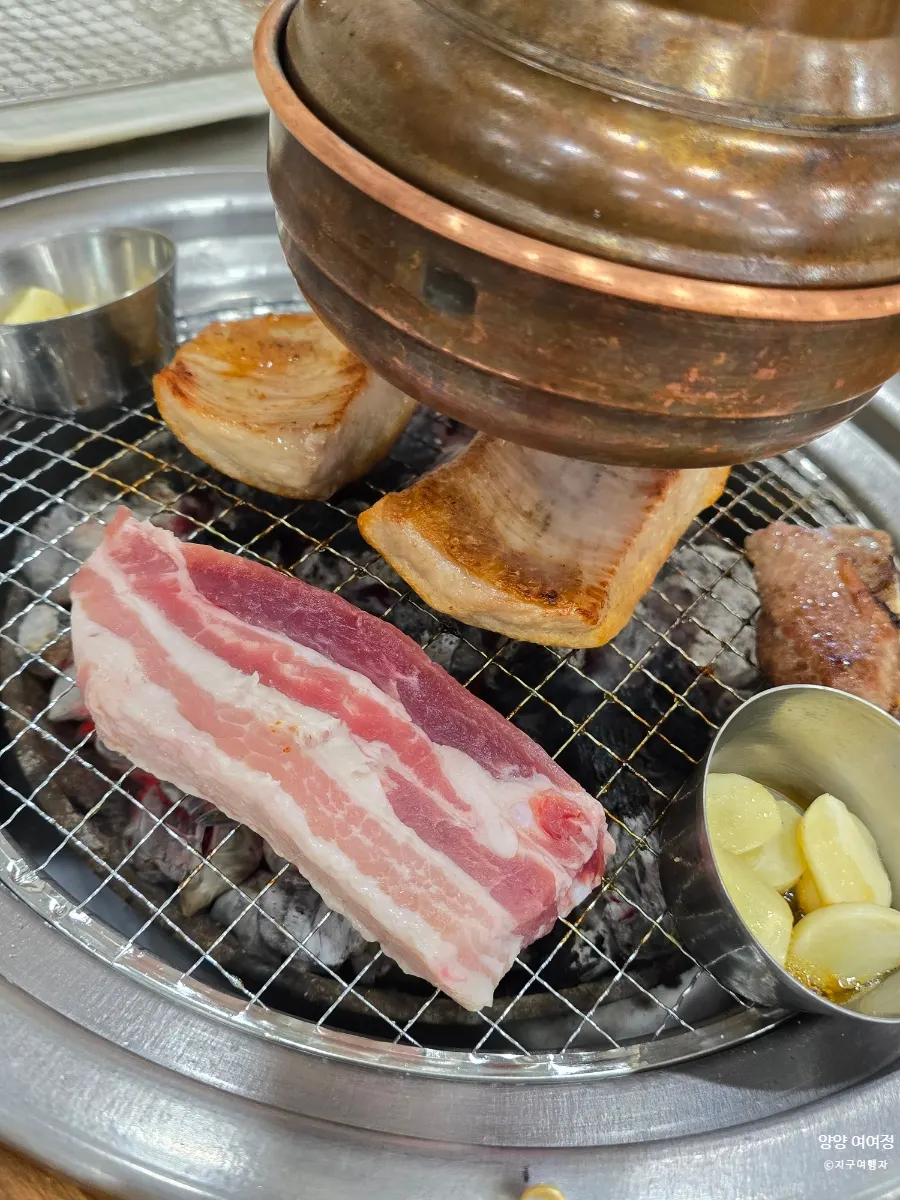 불판 위 통 항정살과 뼈갈비