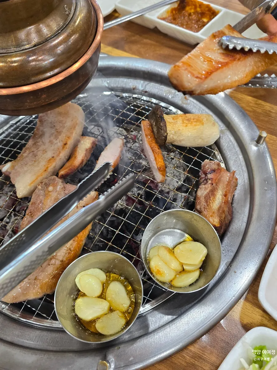 부추간장소스에 찍은 항정살