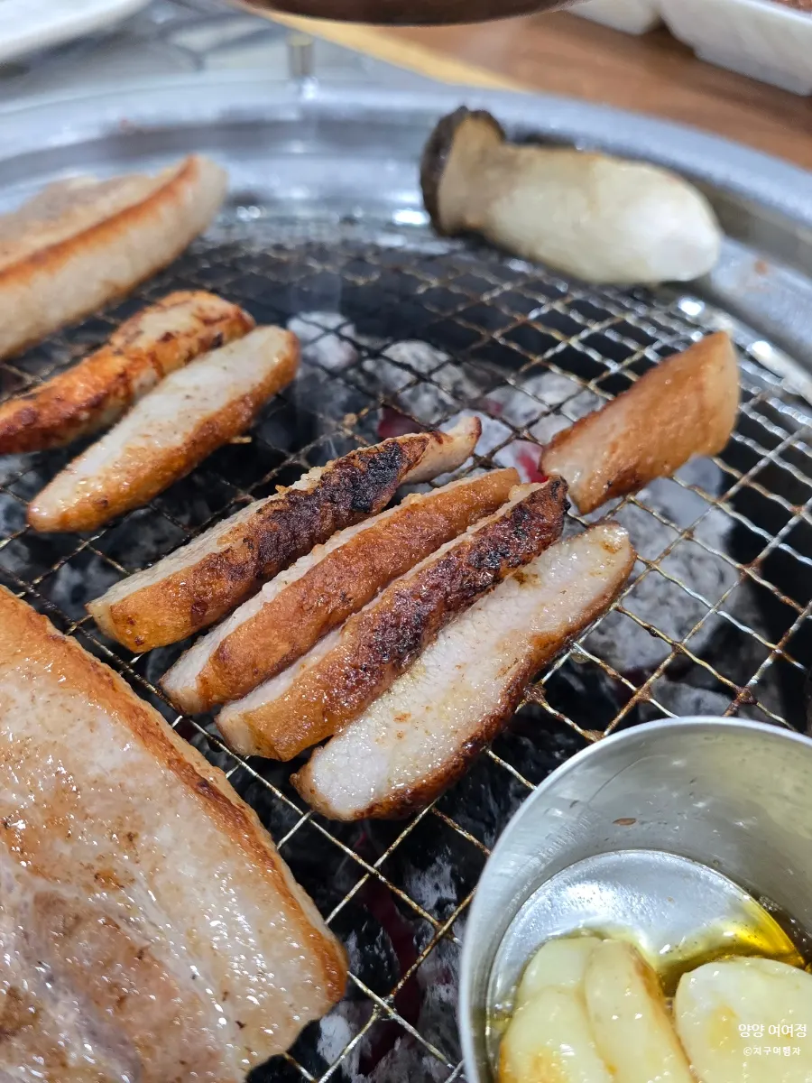 불판 가득 세팅한 항정살과 삼겹살