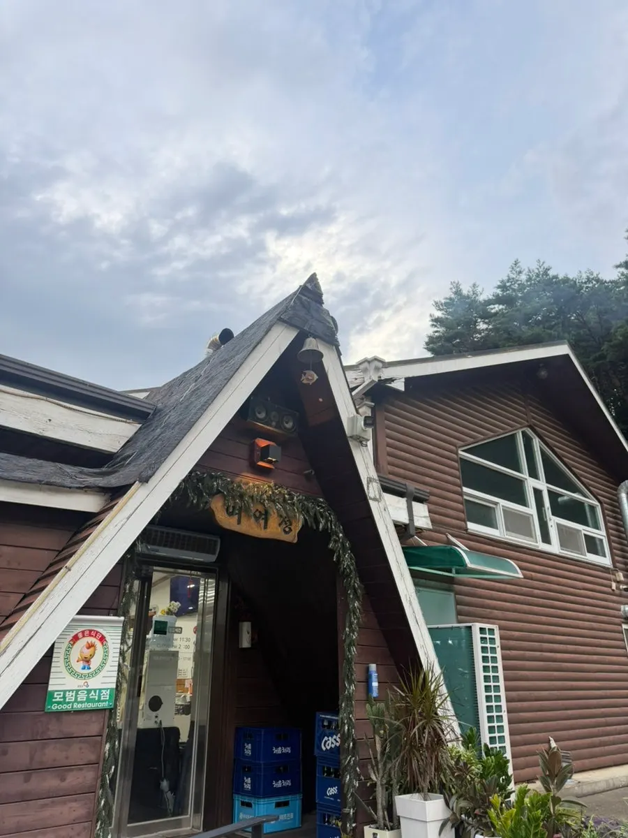 The mountain-lodge-style exterior of Yeoyejeong