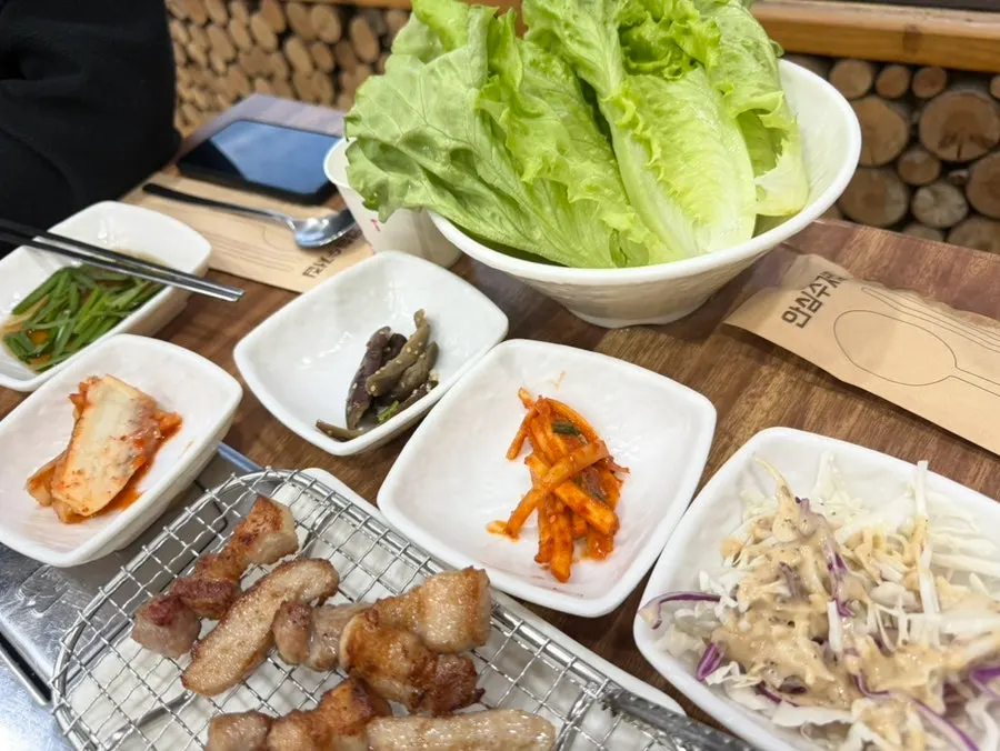The spacious dining hall inside Yeoyejeong