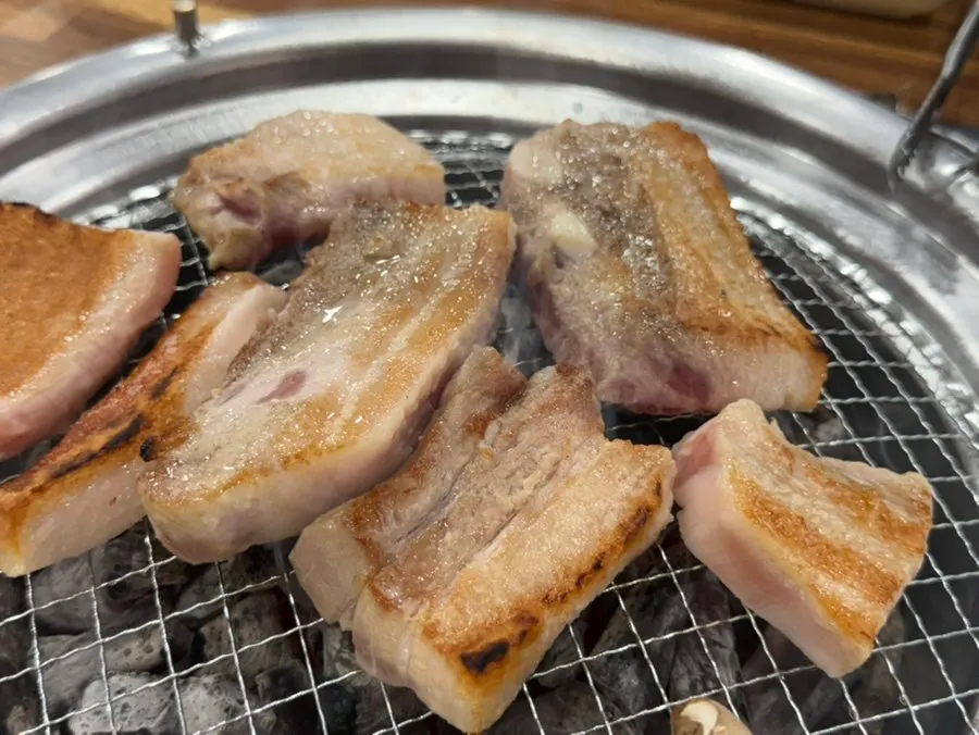 Yeoyejeong's pork jowl grilling to golden brown
