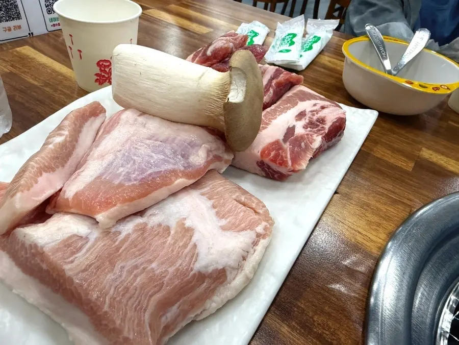 A charcoal BBQ spread at Yeoyejeong