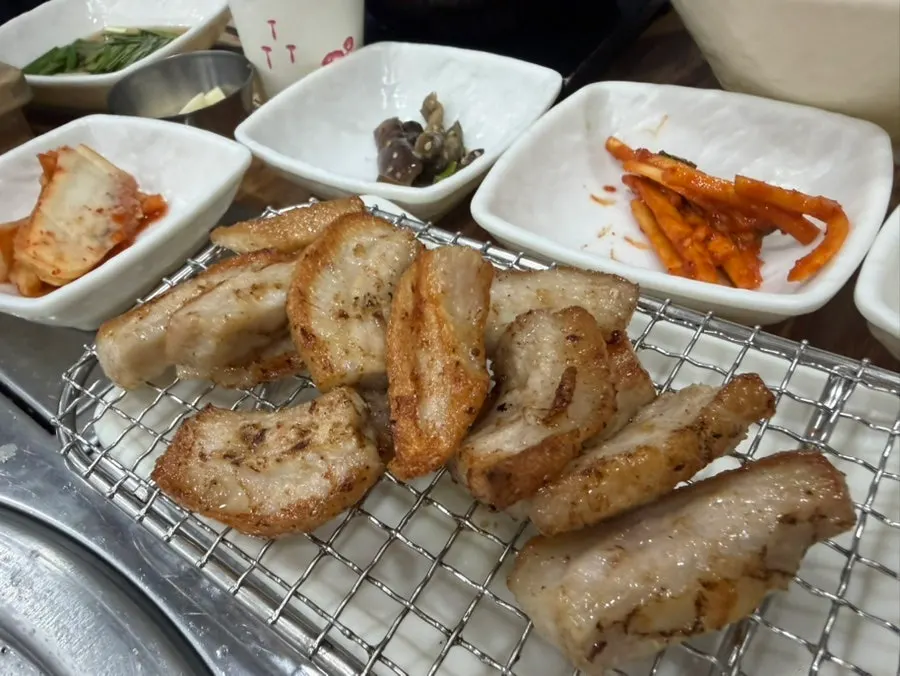 The table midway through the meal at Yeoyejeong