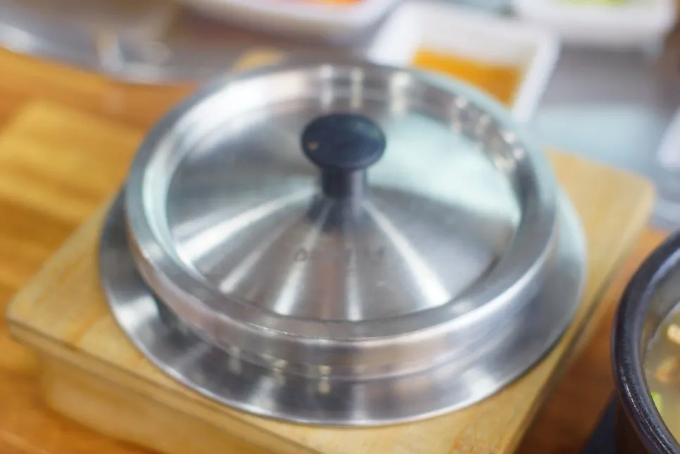 Yeoyejeong sotbap with lid on