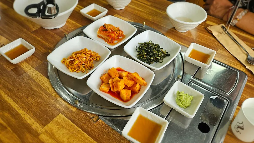 Kkakdugi served alongside the galbitang