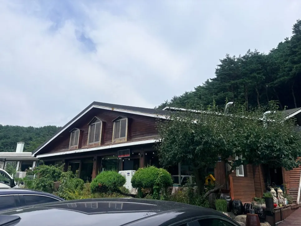 Yeoyejeong's exterior at the foot of the mountain in Yangyang