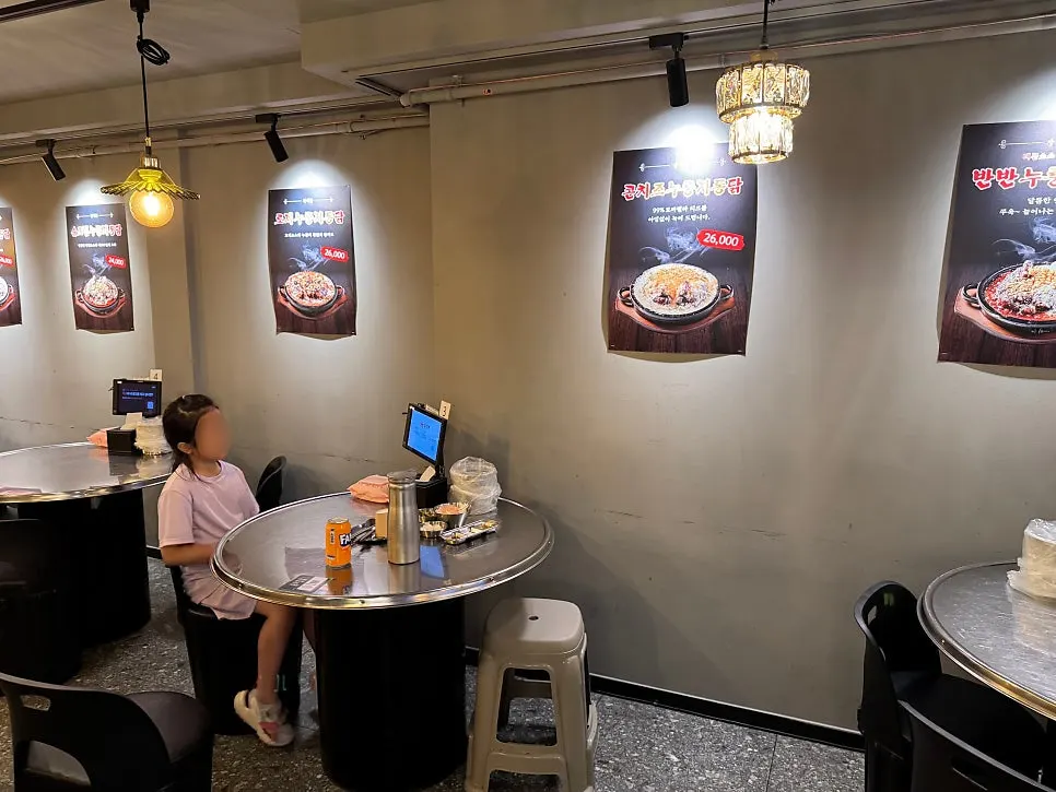 여러 명이 앉을 수 있는 단체 테이블