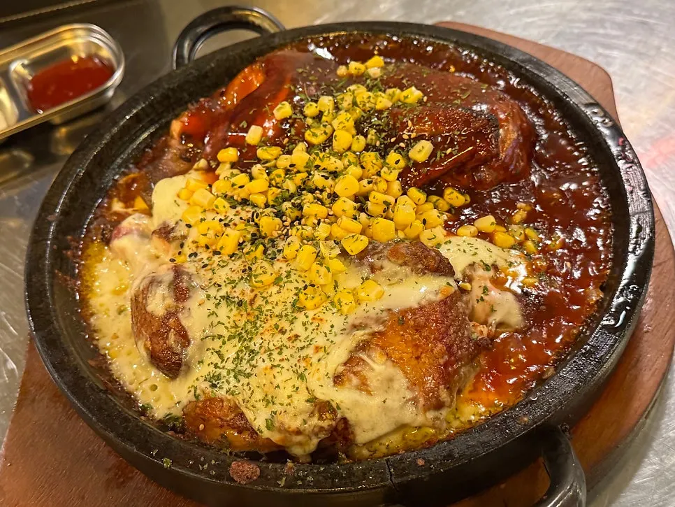 돌판에 나온 반반누룽지통닭