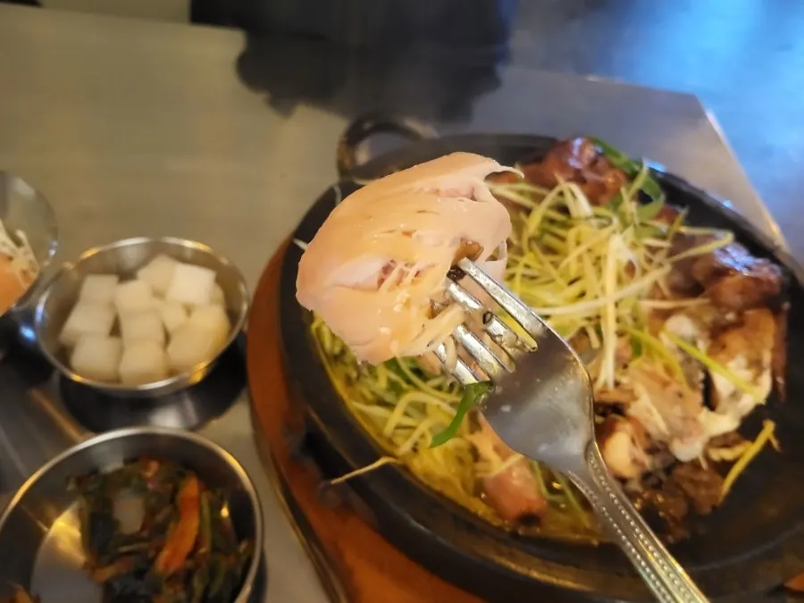 파채가 수북하게 올라간 통닭