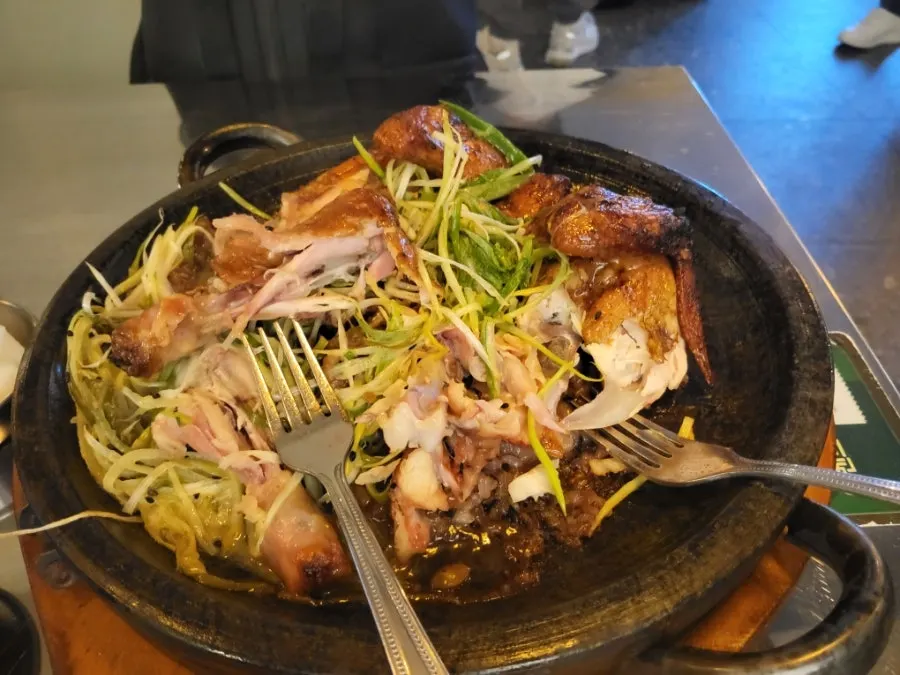 돌판 위 통닭 한 마리 근접
