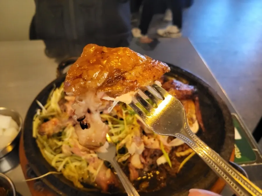 찹쌀 누룽지가 깔린 돌판 통닭