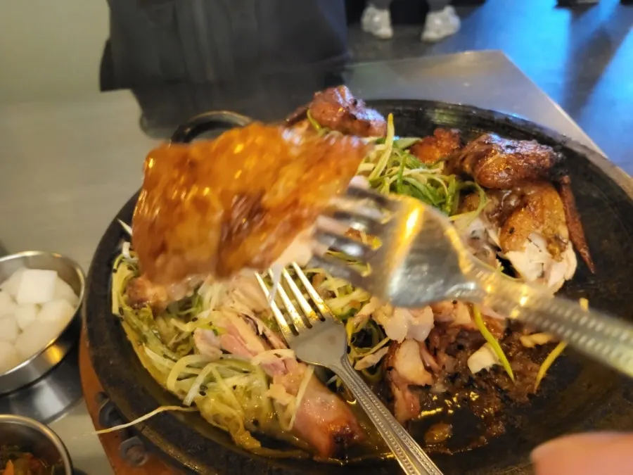 지글지글 끓는 돌판 위 통닭