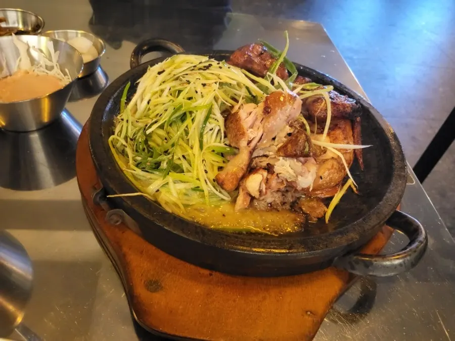 통닭과 누룽지가 함께 담긴 돌판