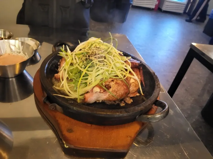 누룽지통닭 돌판 측면 컷