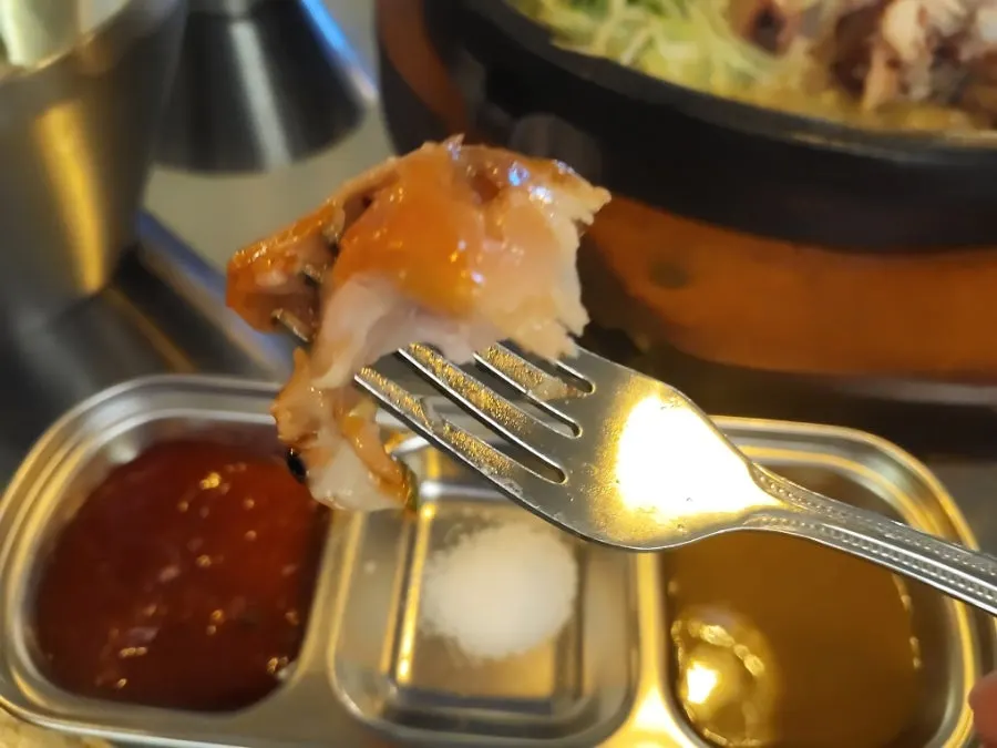 양념·소금·겨자 3첩 소스와 닭고기 한 점