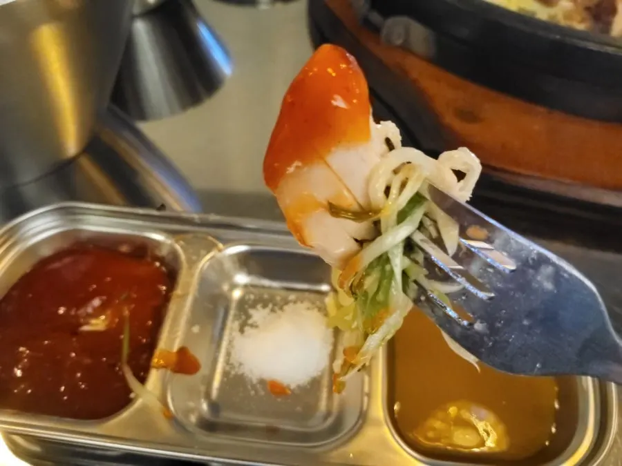 소스에 찍은 장작구이 닭고기