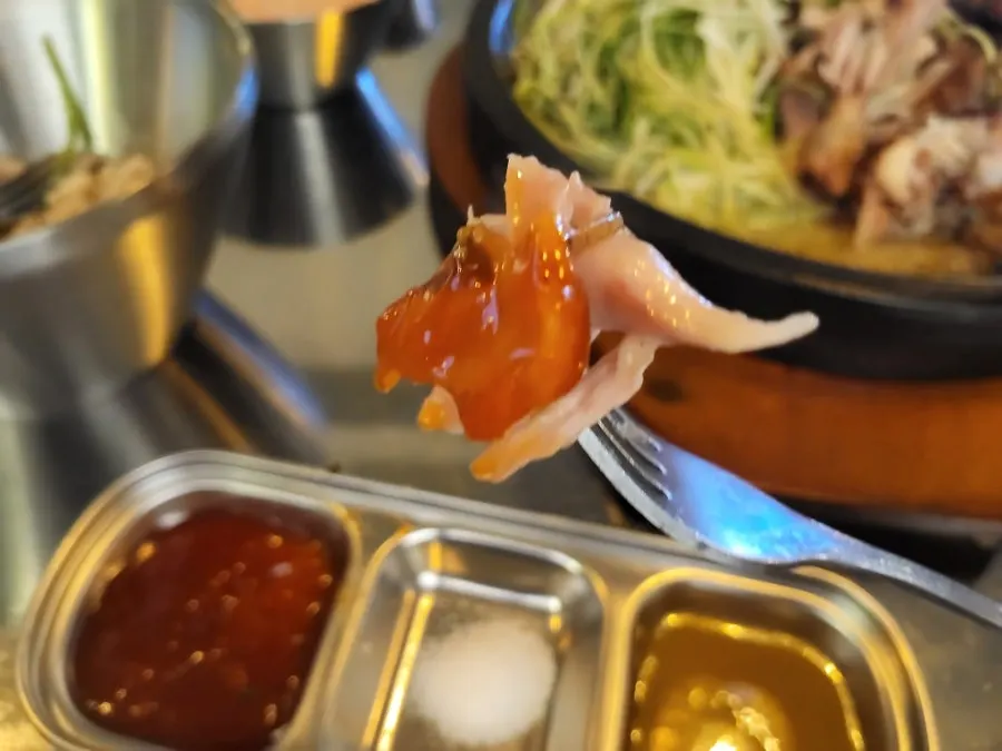 젓가락으로 집어 든 통닭 살