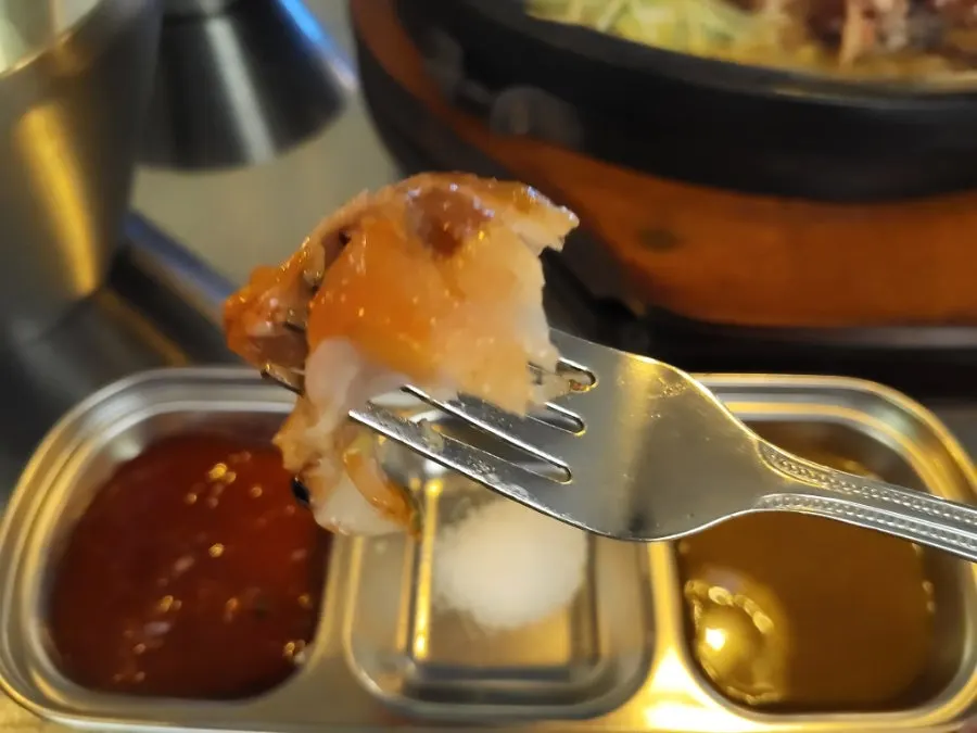 얇고 바삭한 껍질의 닭고기 조각