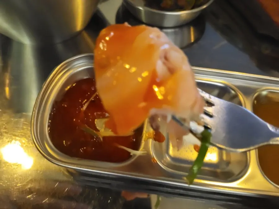 특제 양념 소스에 담근 닭고기