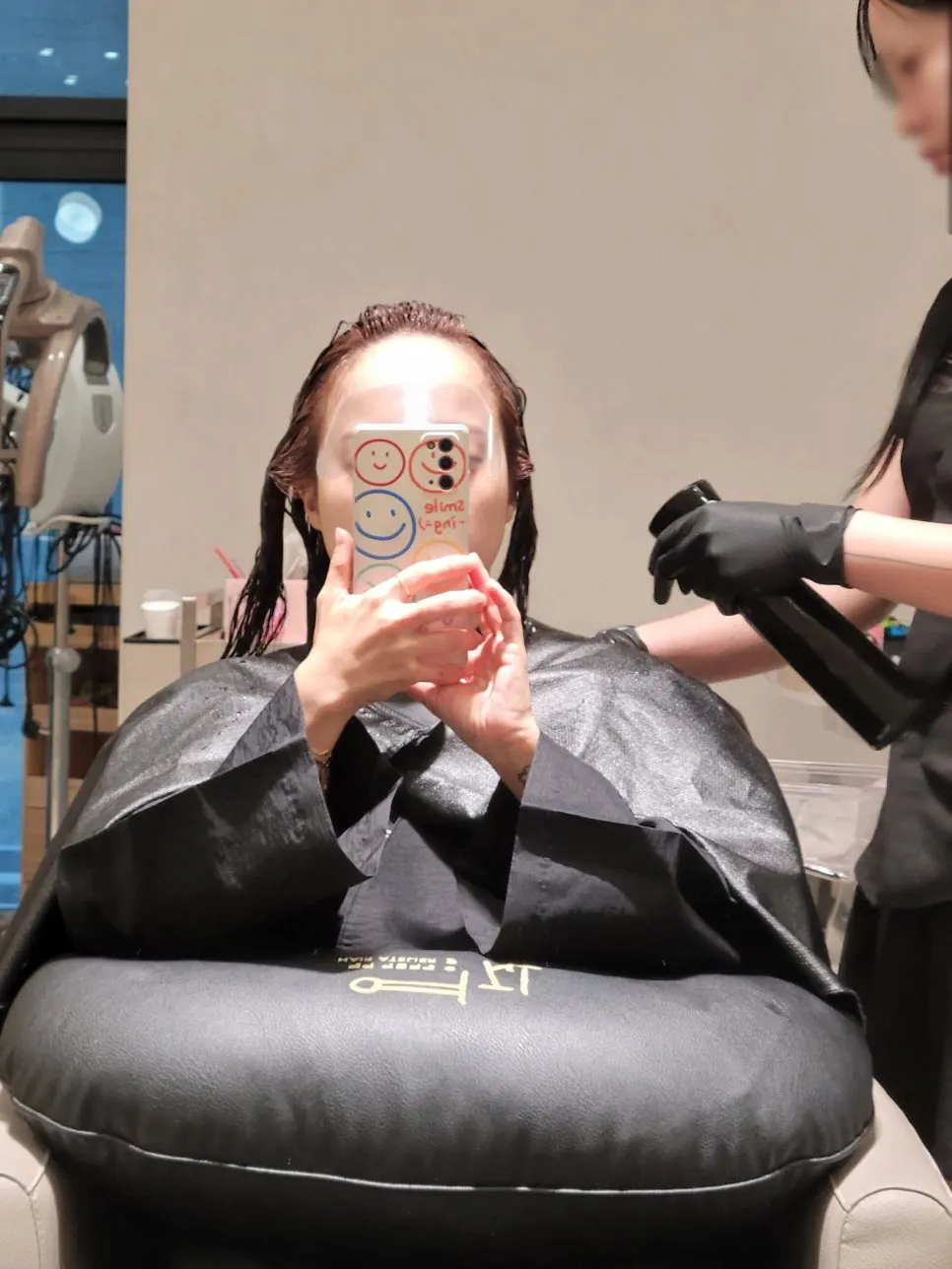 Hair with root straightening perm solution applied
