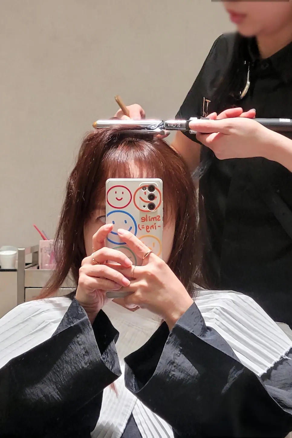 Straightening the hair with a flat iron