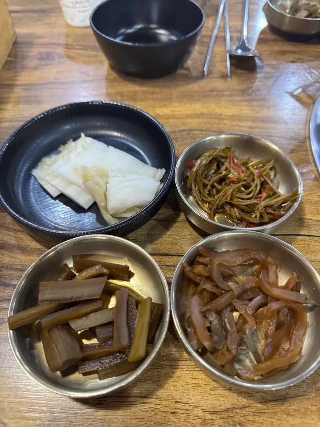 Cast-iron pan set with basic side dishes