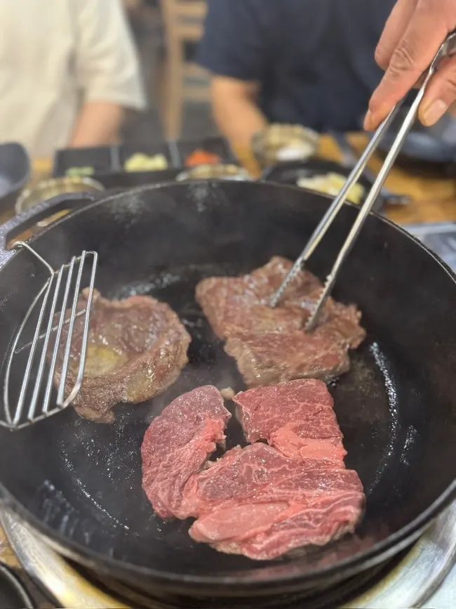 Hanwoo sirloin and tenderloin on the cast-iron pan