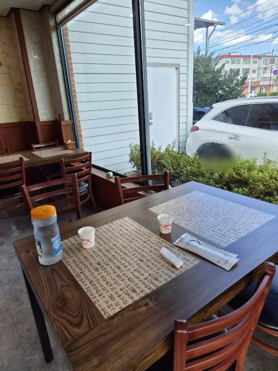 Glass-walled dining area at Nadeulmok Yeoju Ssalbap