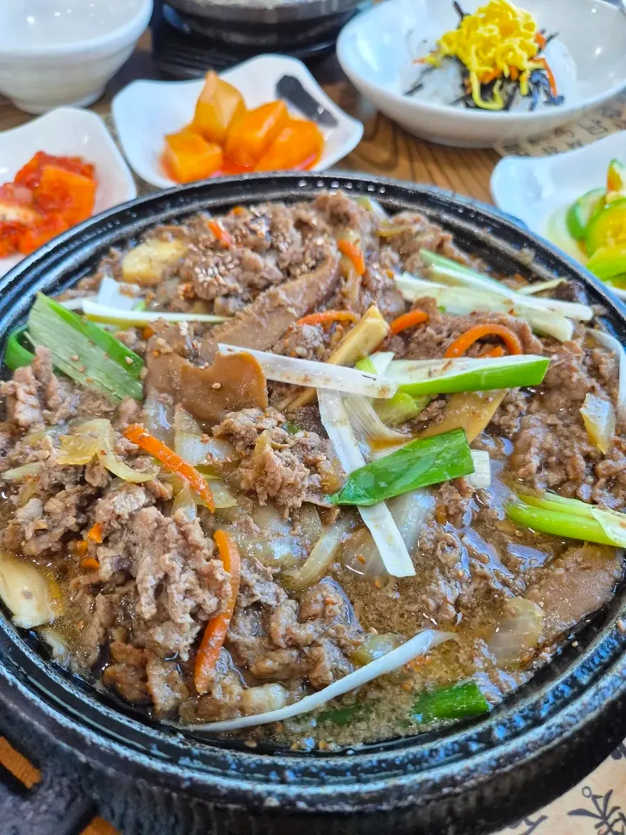 직접 재배한 채소 반찬과 돌솥밥