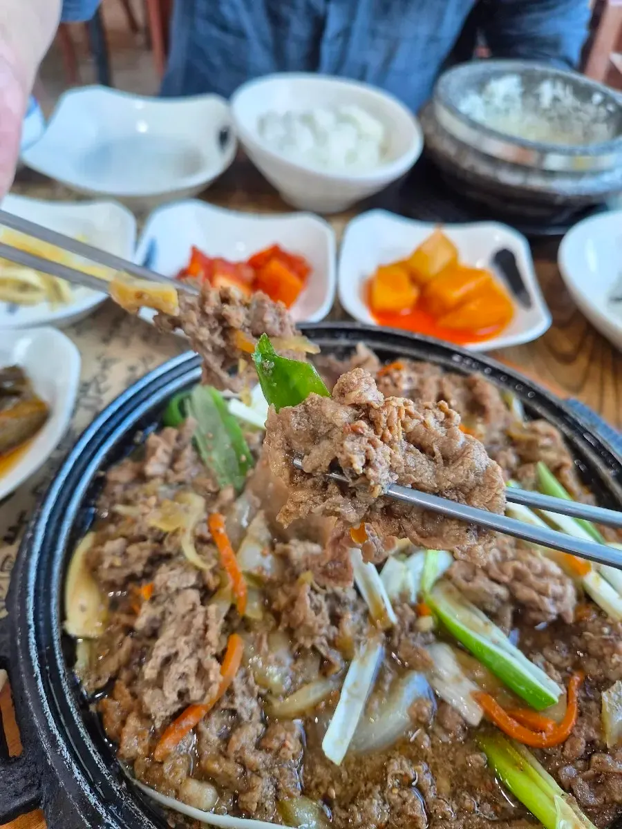 불고기와 야채가 담긴 정식