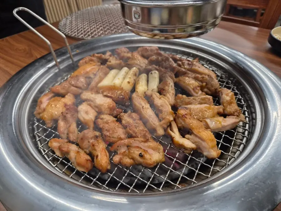 무생채 깻잎 동치미 국물 상차림