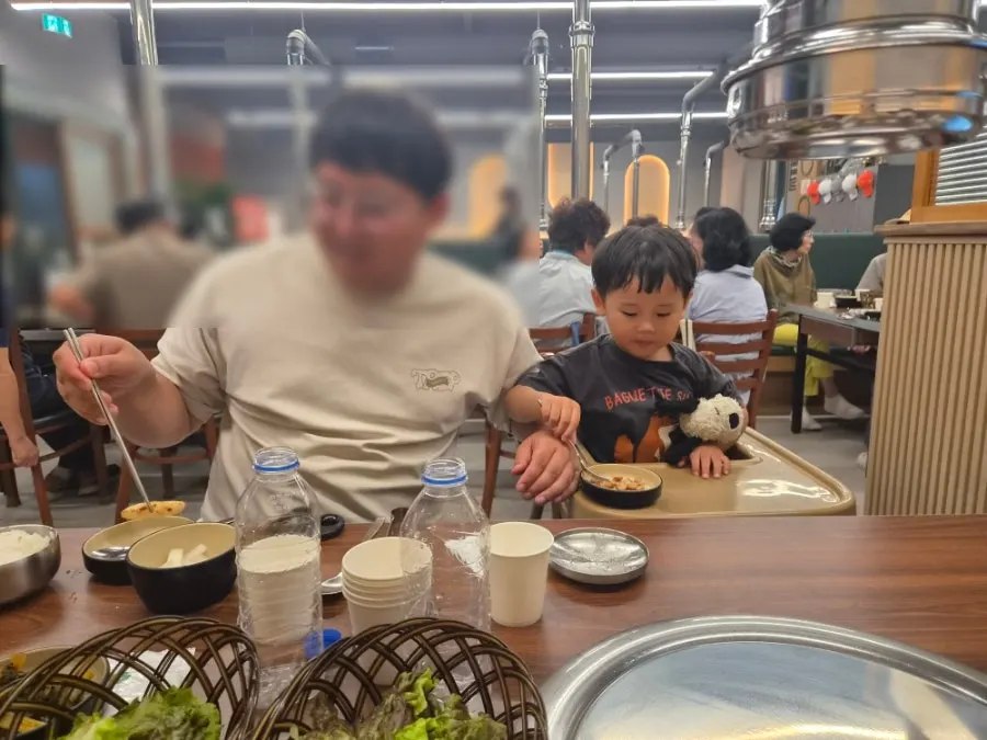 숯불에 구워지는 닭갈비 사진