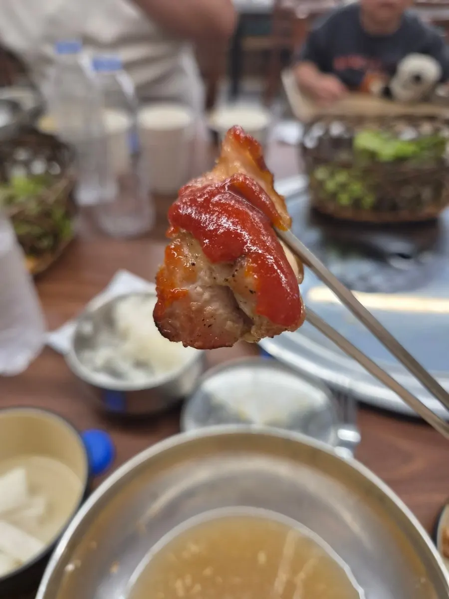 매콤소스와 닭갈비 식사 사진