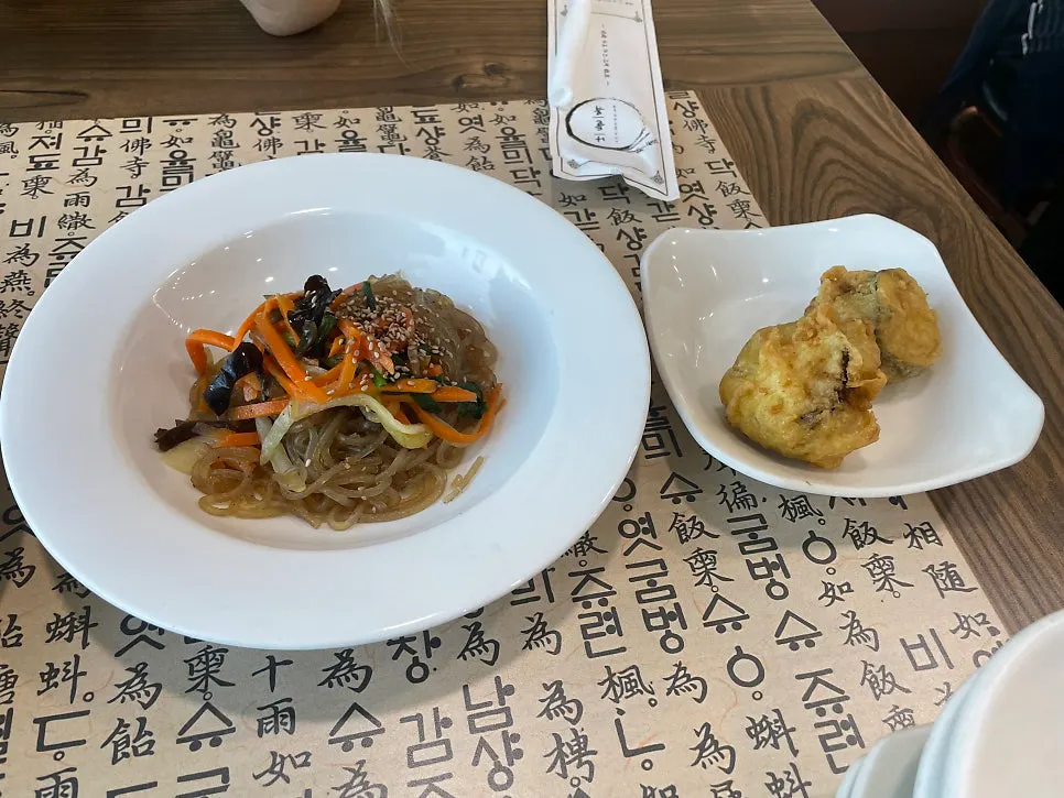 Lettuce salad and mung-bean jelly pre-meal dishes