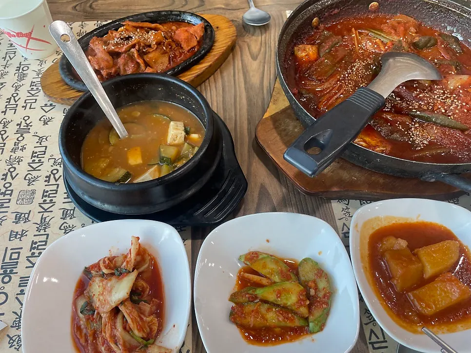 Main spread of the braised cutlassfish set