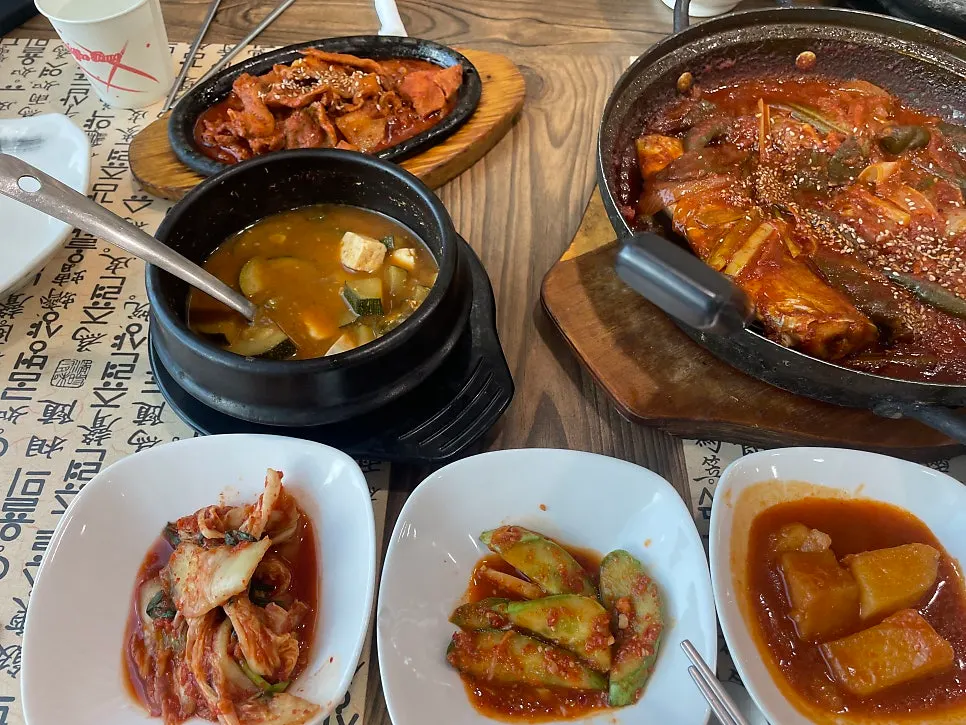 Korean set-meal table with seasoned vegetable side dishes