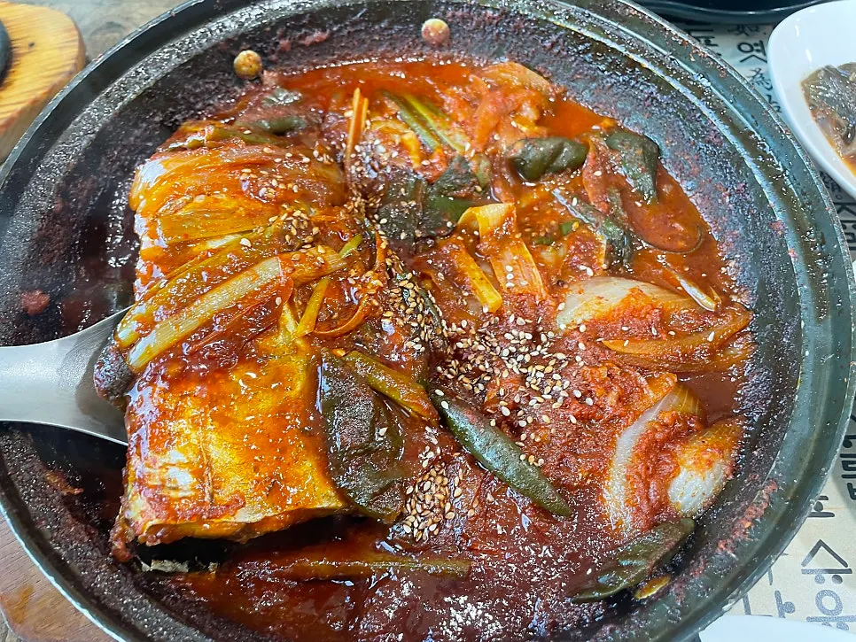Steaming hot-stone-pot rice meal